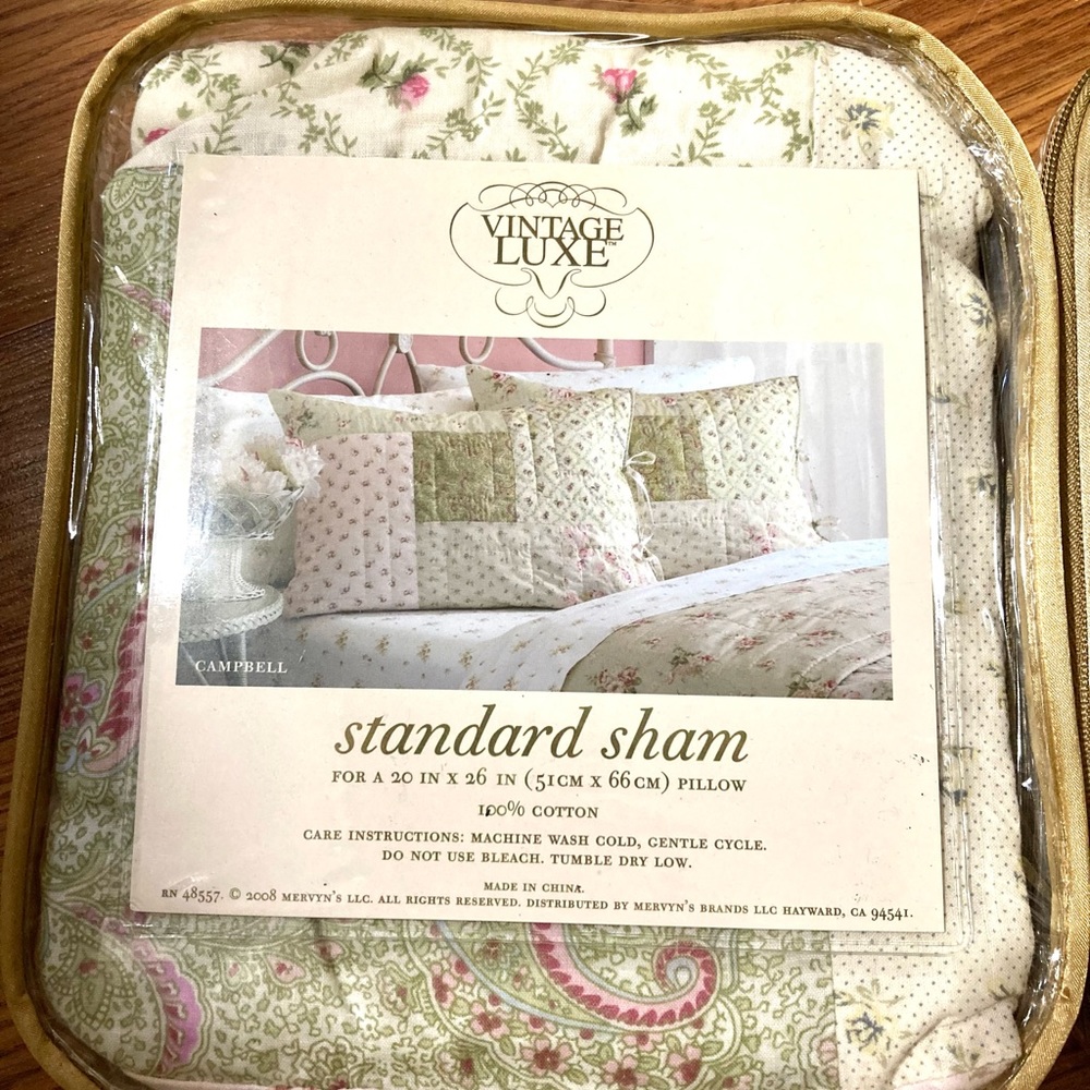 🚨 Christmas gift 🚨 New! Never open beautiful vintage style shams